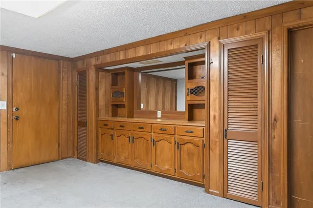 $295,000 | 6761 North Woodland Avenue, Gladstone, MO 64118