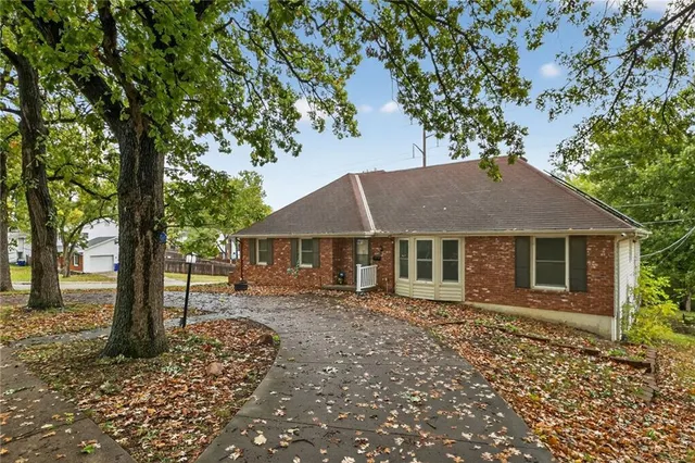 $295,000 | 6761 North Woodland Avenue, Gladstone, MO 64118