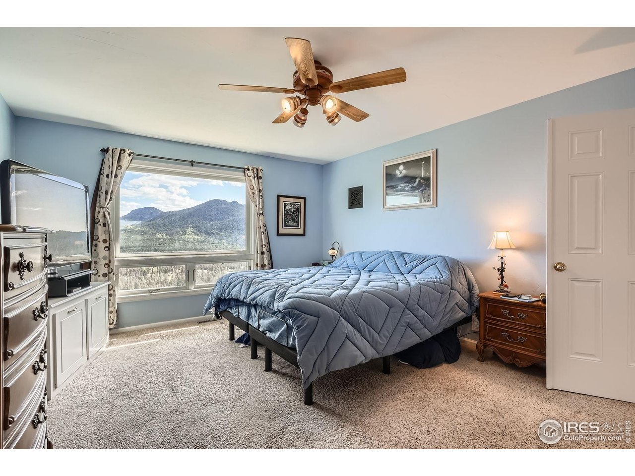 557 Highpoint Circle Black Hawk, CO 80422 - Photo 14 of 32 a spacious bedroom with a bed and a large window