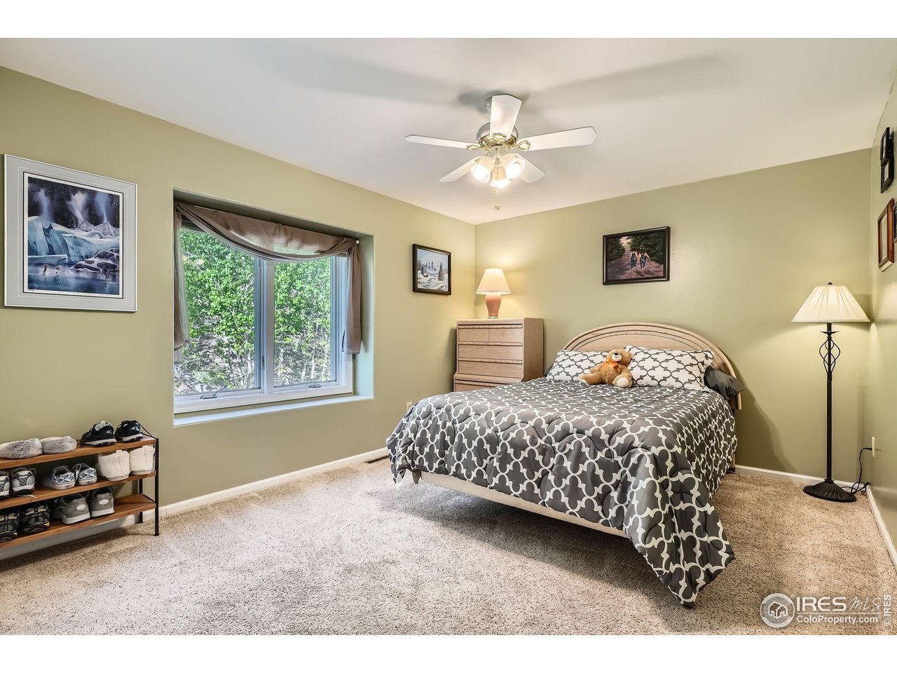 557 Highpoint Circle Black Hawk, CO 80422 - Photo 18 of 32 a bedroom with a bed and a chandelier