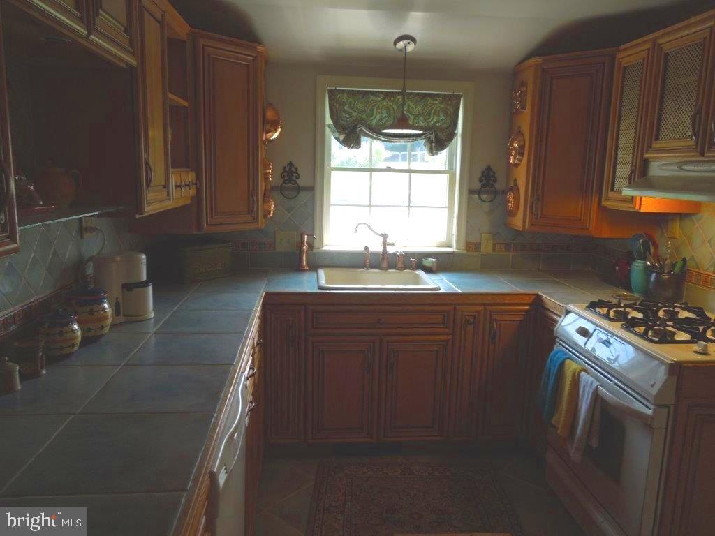 1139 Ruxton Road York, PA 17403 - Photo 10 of 37 Gallery Image 10