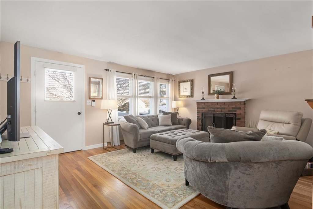52 Hemlock Street Walpole, MA 02032 - Photo 4 of 36 Gallery Image 4