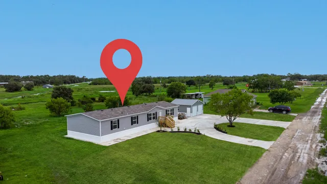a view of a house with backyard and a garden