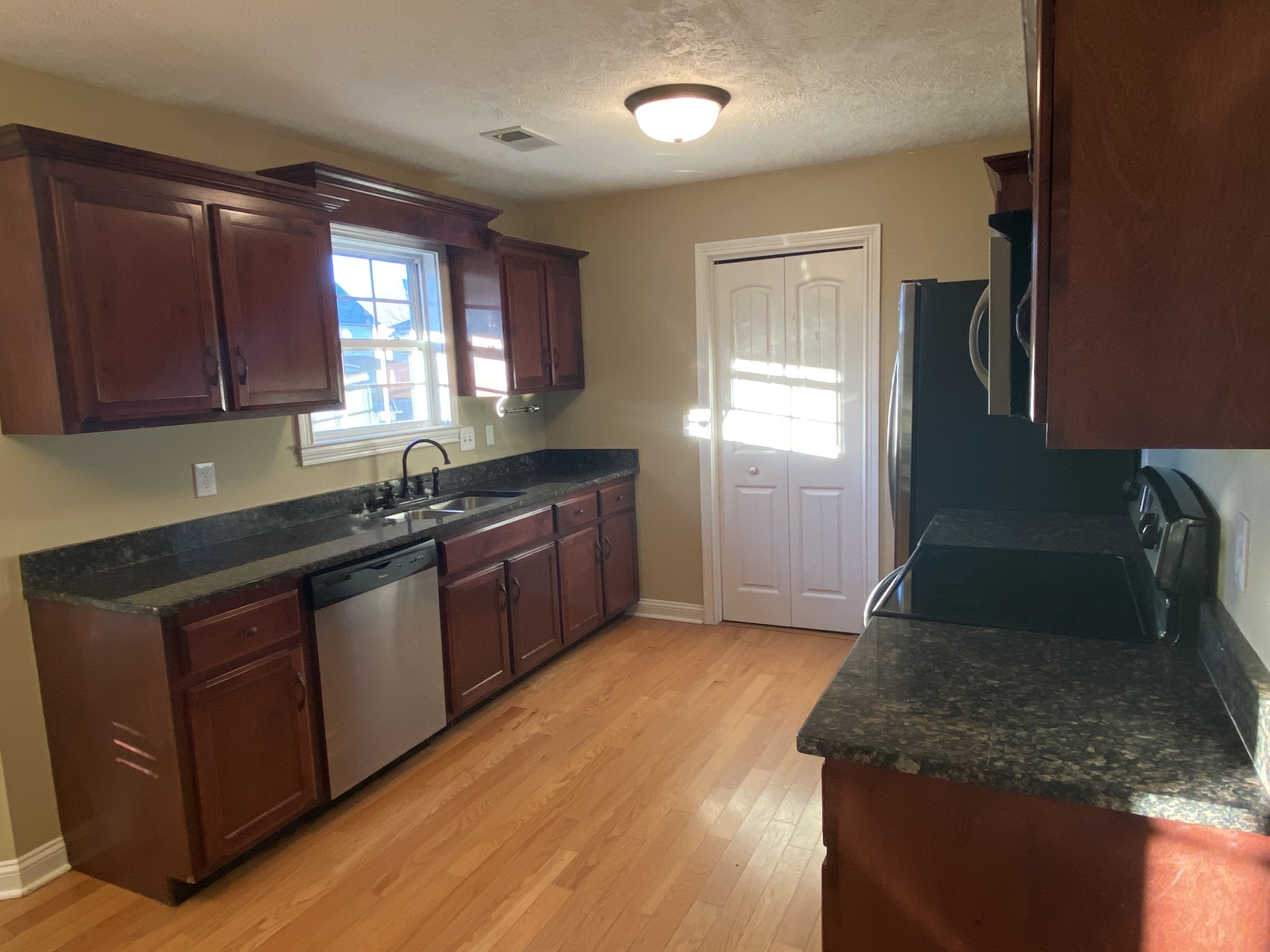 3732 Suiter Road Clarksville, TN 37040 - Photo 5 of 14 a kitchen with granite countertop a sink and a stove