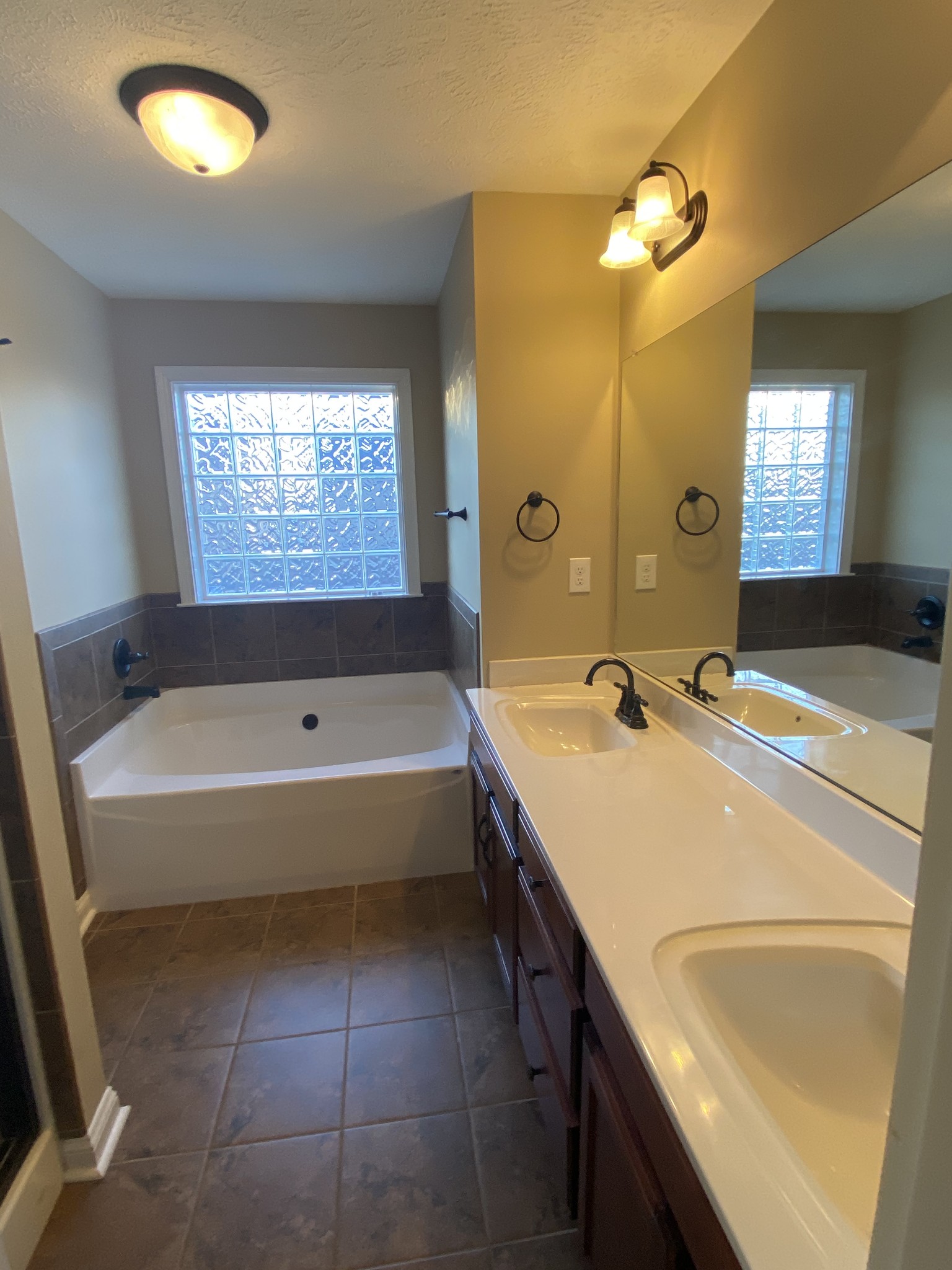 3732 Suiter Road Clarksville, TN 37040 - Photo 8 of 14 a spacious bathroom with a bathtub sink and mirror