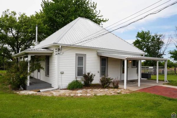 $220,000 | 14026 198th Road, Holton, KS 66436