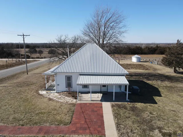 $220,000 | 14026 198th Road, Holton, KS 66436