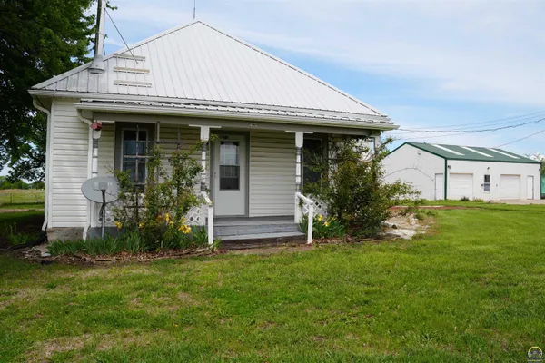 $220,000 | 14026 198th Road, Holton, KS 66436