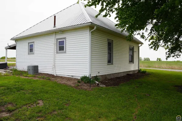 $220,000 | 14026 198th Road, Holton, KS 66436