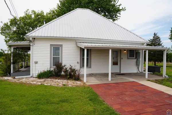 $220,000 | 14026 198th Road, Holton, KS 66436