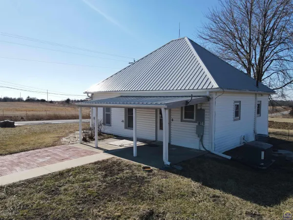 $220,000 | 14026 198th Road, Holton, KS 66436