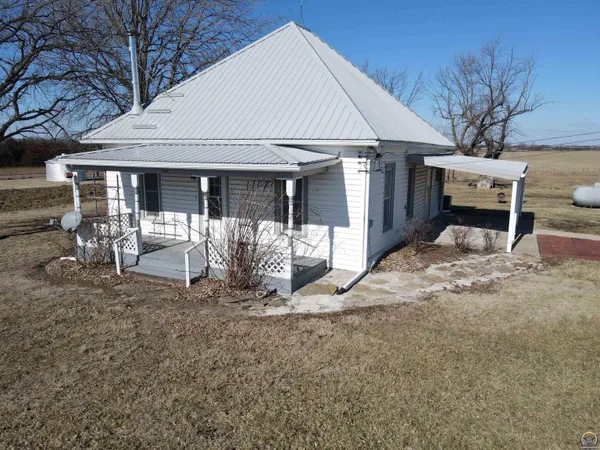 $220,000 | 14026 198th Road, Holton, KS 66436