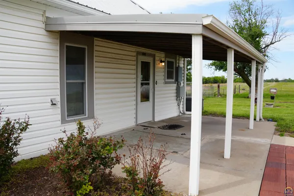 $220,000 | 14026 198th Road, Holton, KS 66436
