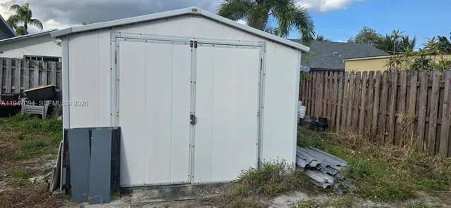 a view of a house with backyard and trees