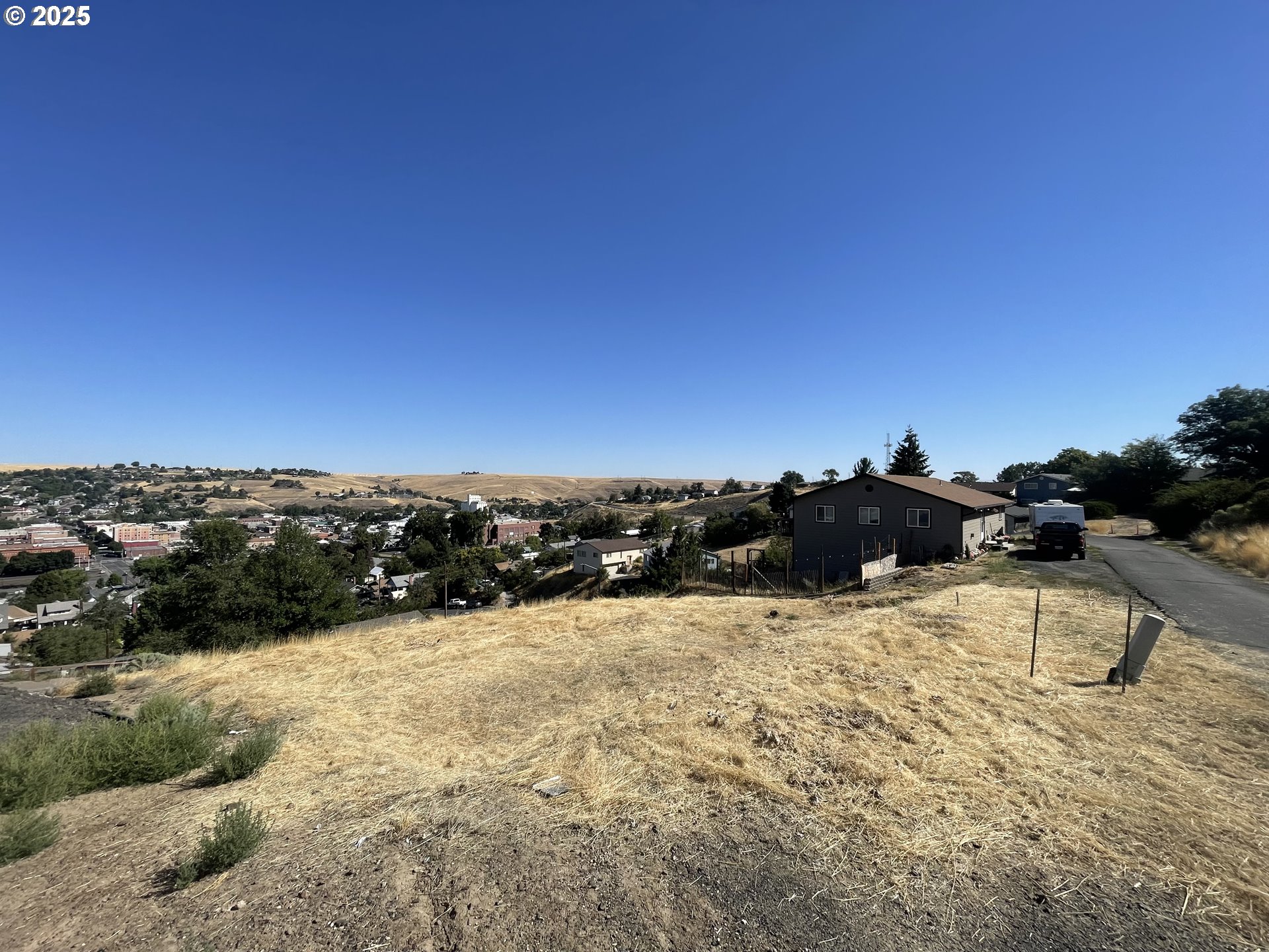 922 South Main Street Pendleton, OR 97801 - Photo 1 of 13 a view of ocean view and mountain view