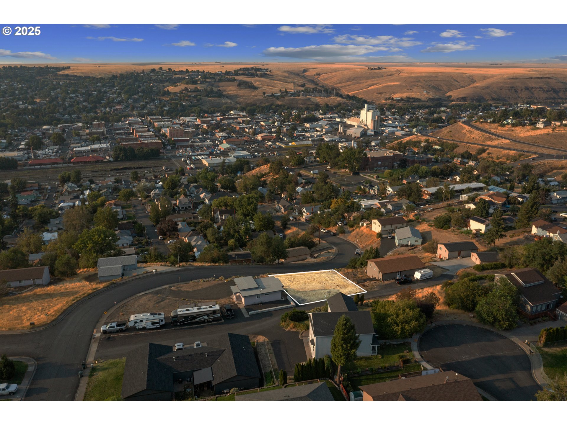 922 South Main Street Pendleton, OR 97801 - Photo 7 of 13 a view of city with mountain