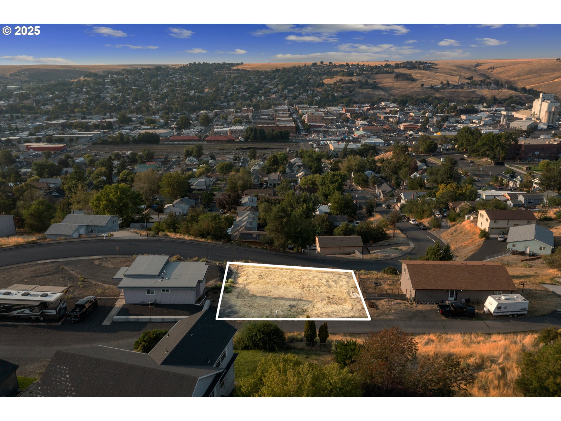 922 South Main Street Pendleton, OR 97801 - Photo 9 of 13 a view of a city with mountains