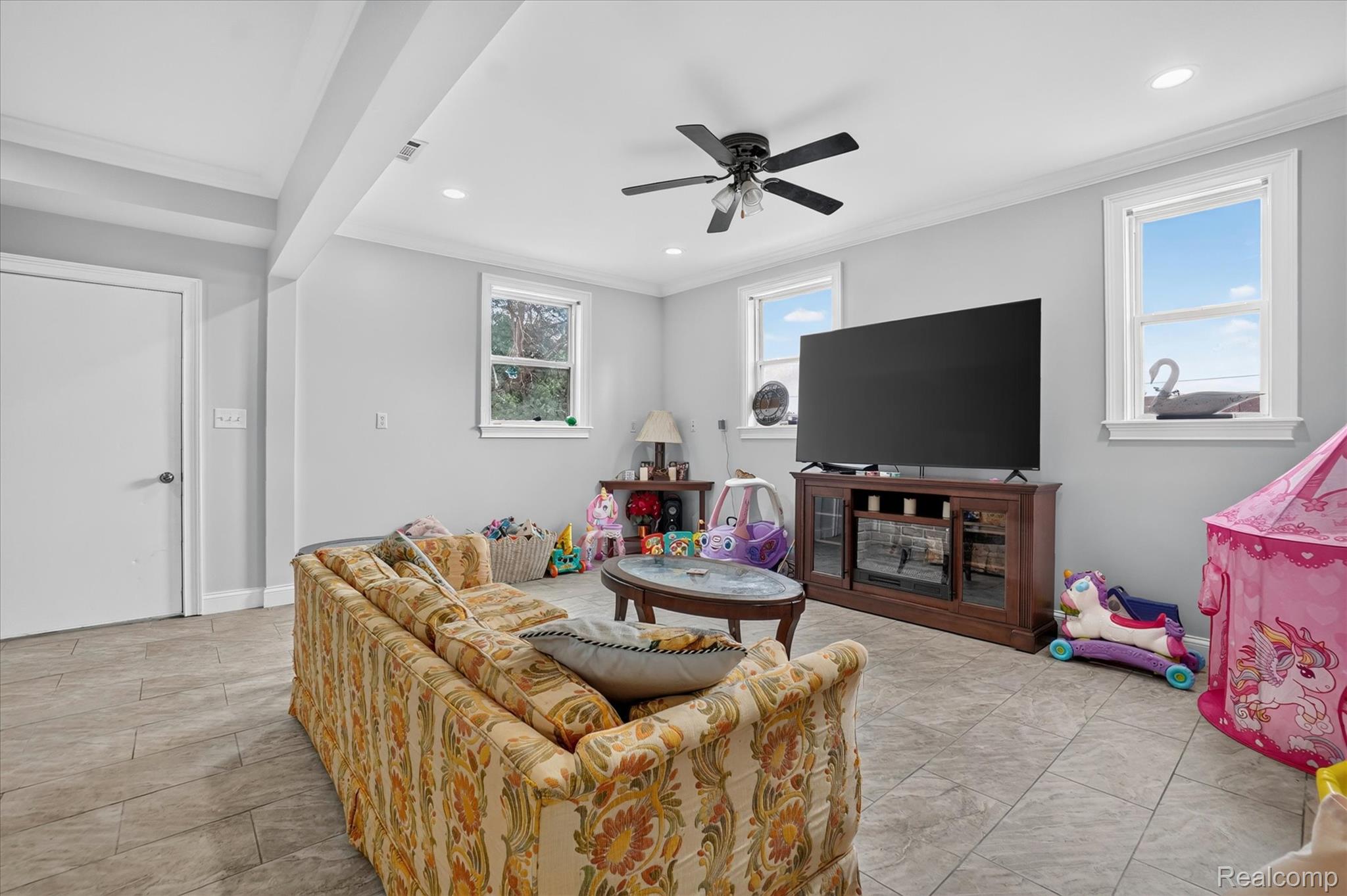 6524 Kelly Road Flushing, MI 48433 - Photo 20 of 47 Spacious room featuring light gray walls and durable tile flooring