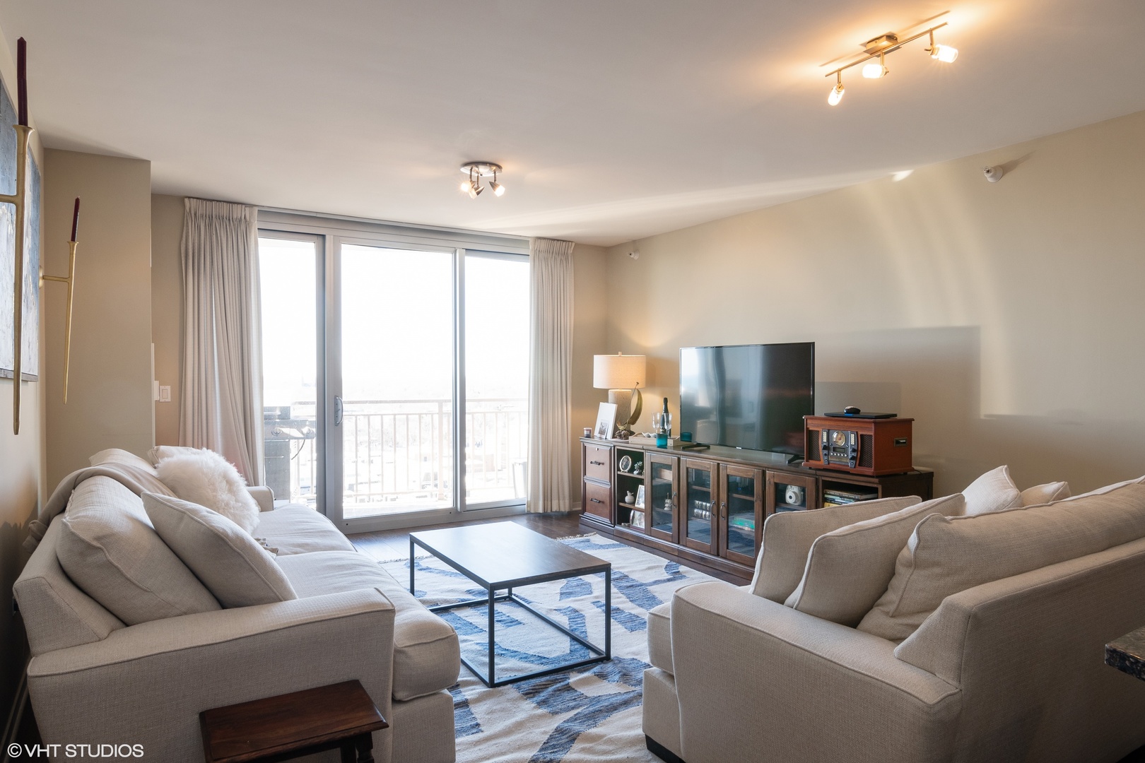 807 Davis Street, Unit 1503 Evanston, IL 60201 - Photo 2 of 14