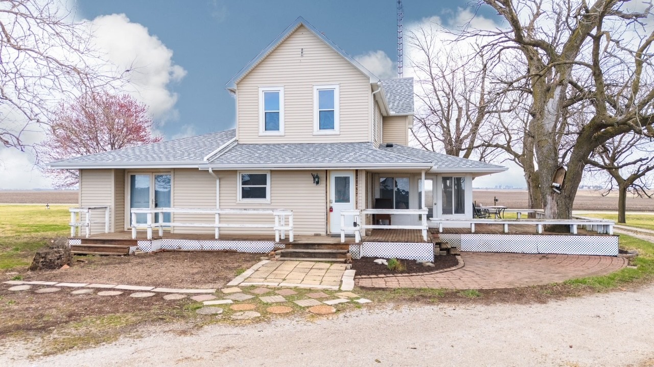 257 East 8th Road Dana, IL 61321 - Photo 1 of 45 a front view of a house with a yard