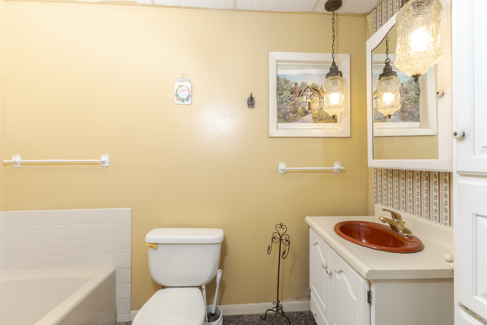257 East 8th Road Dana, IL 61321 - Photo 26 of 45 a bathroom with a toilet a sink and a bathtub