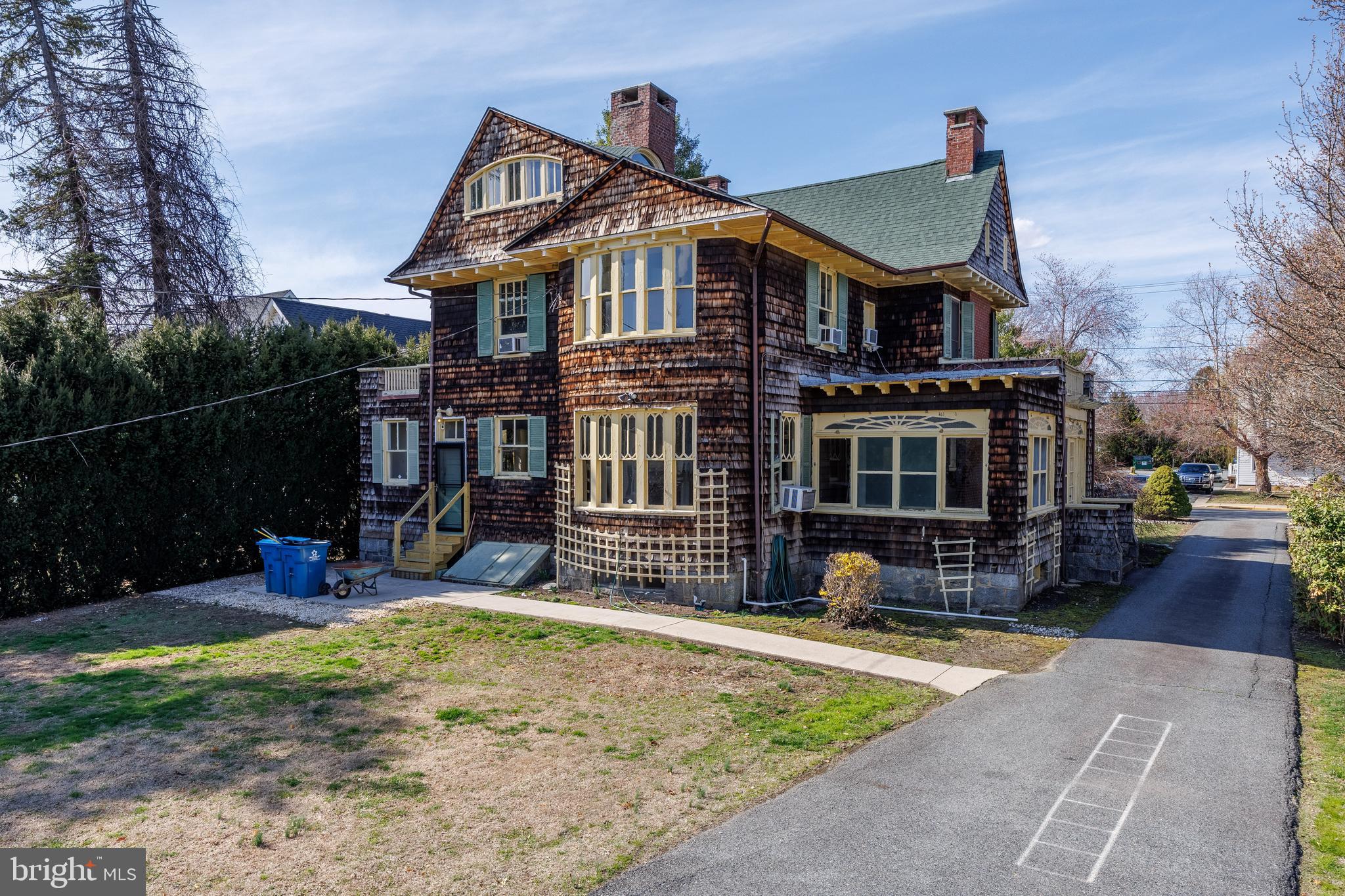 a view of a house with backyard