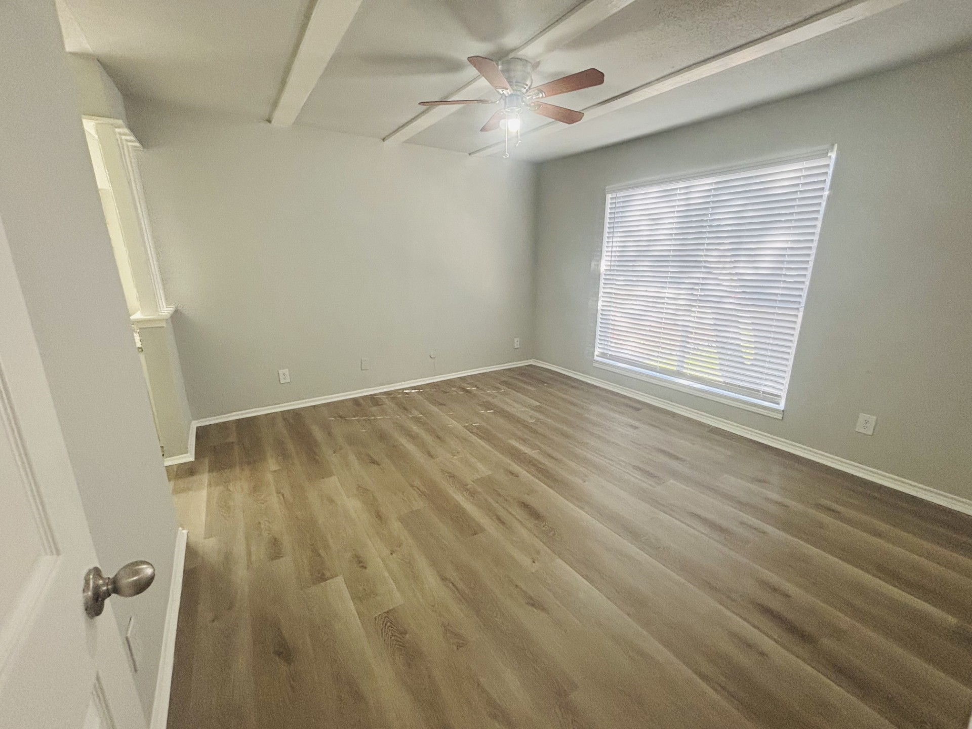 6200 West Tidwell Road, Unit 1109 Houston, TX 77092 - Photo 11 of 18 an empty room with windows