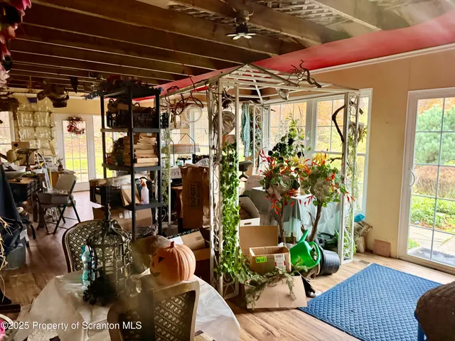 a view of entryway with patio