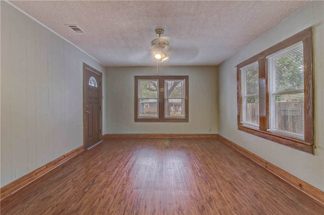 607 East 15th Street Georgetown, TX 78626 - Photo 7 of 36