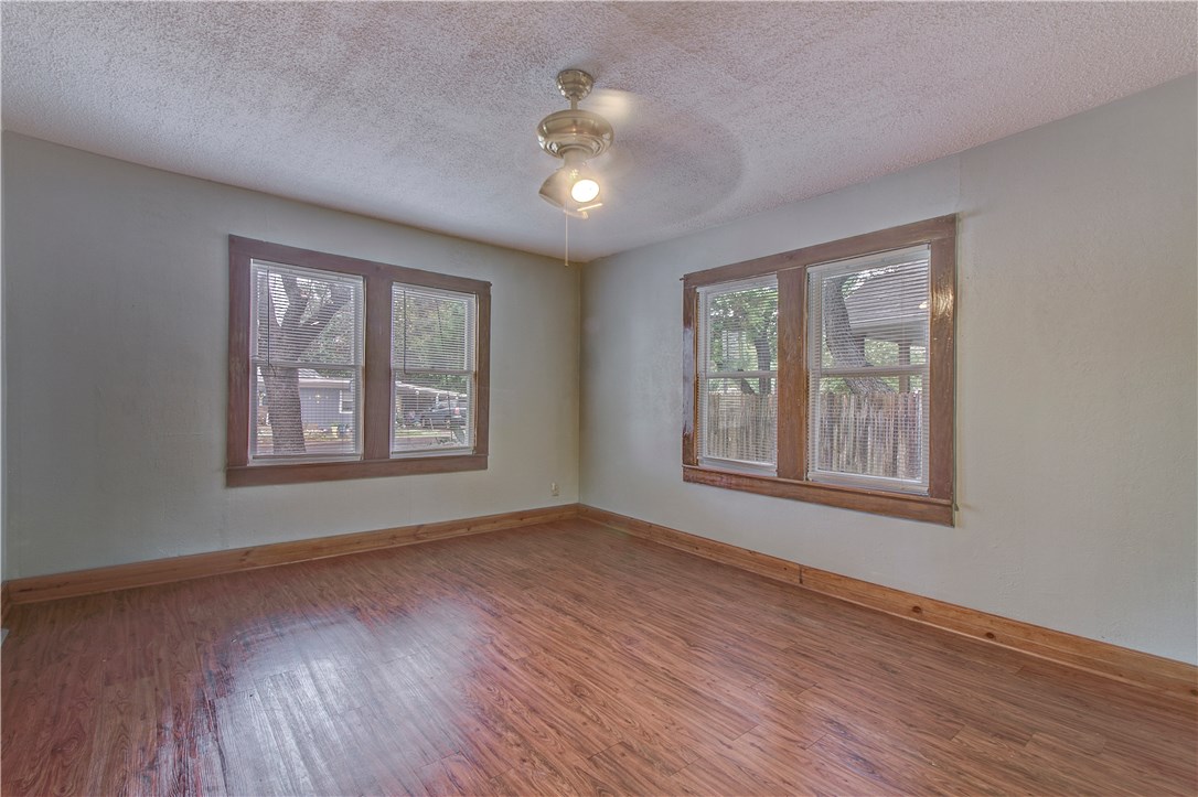 607 East 15th Street Georgetown, TX 78626 - Photo 8 of 36