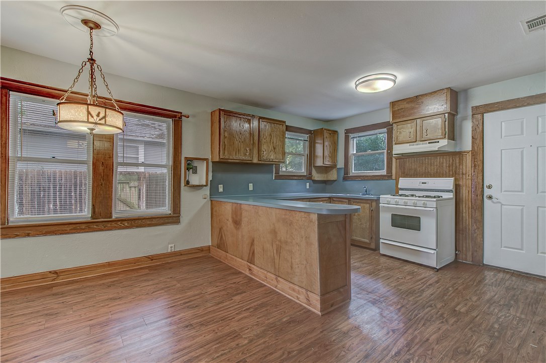 607 East 15th Street Georgetown, TX 78626 - Photo 10 of 36