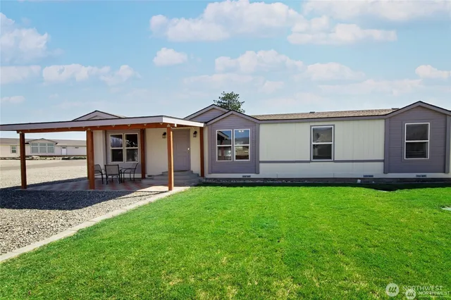 a view of a yard in front of the house
