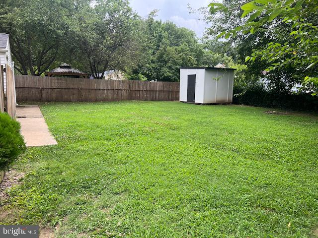 1410 Colchester Road Woodbridge, VA 22191 - Photo 19 of 19 a backyard of a house with lots of green space