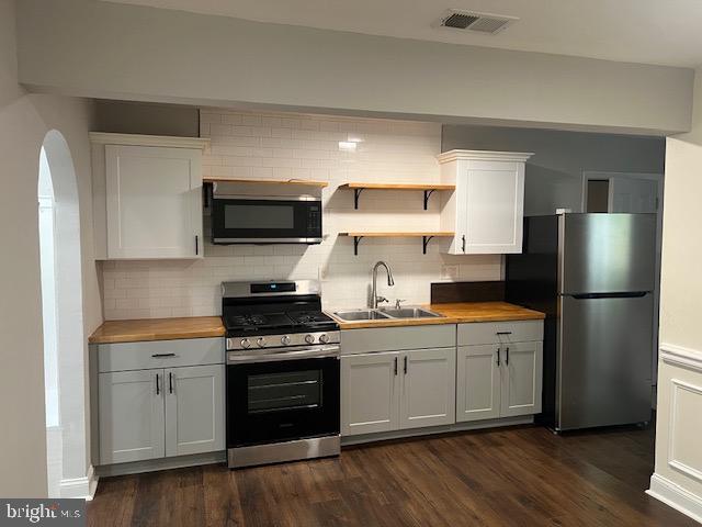 1410 Colchester Road Woodbridge, VA 22191 - Photo 3 of 19 a kitchen with a sink a microwave a refrigerator and cabinets