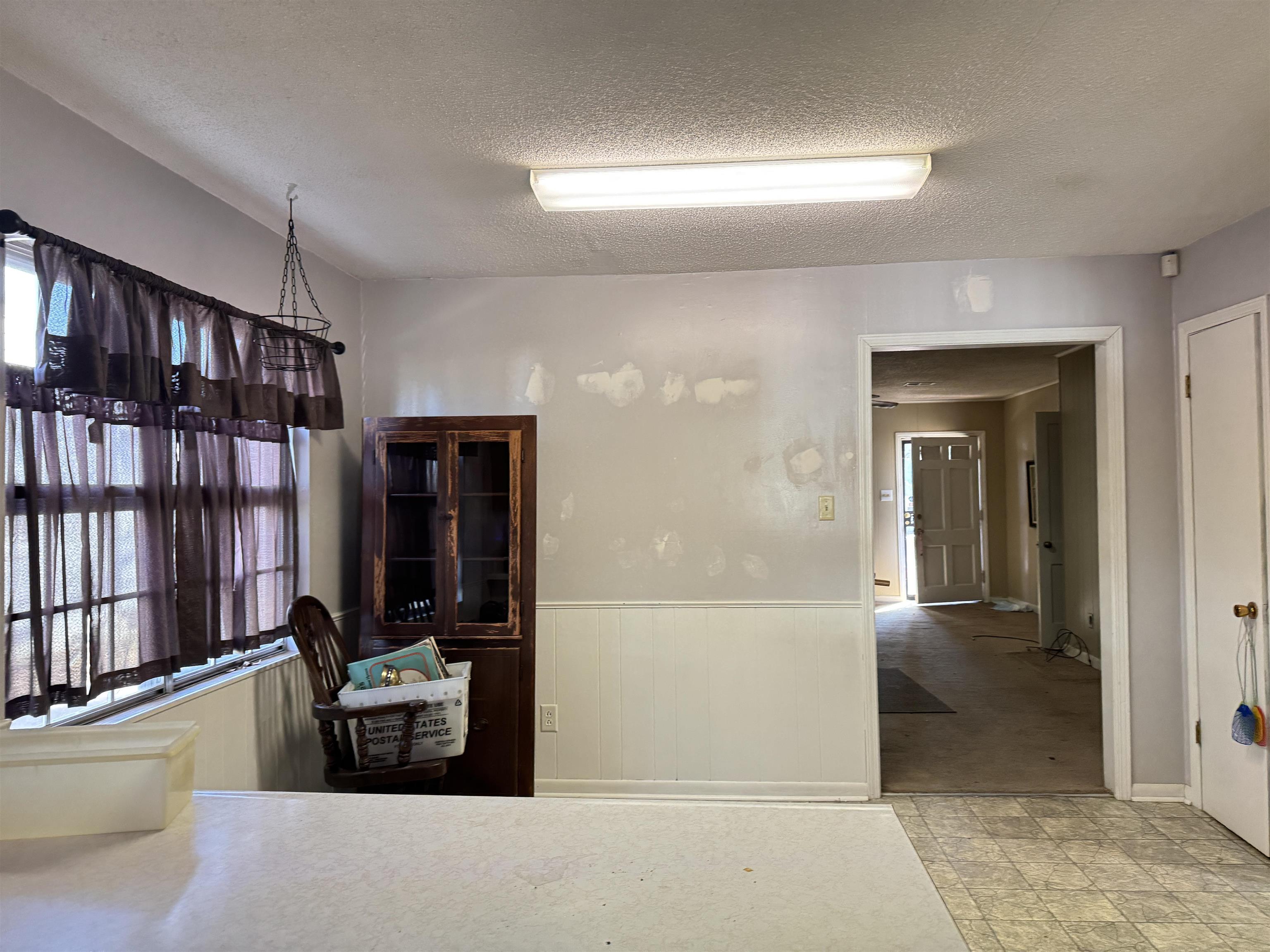 4112 Vaughn Road Memphis, TN 38122 - Photo 4 of 12 a living room with furniture
