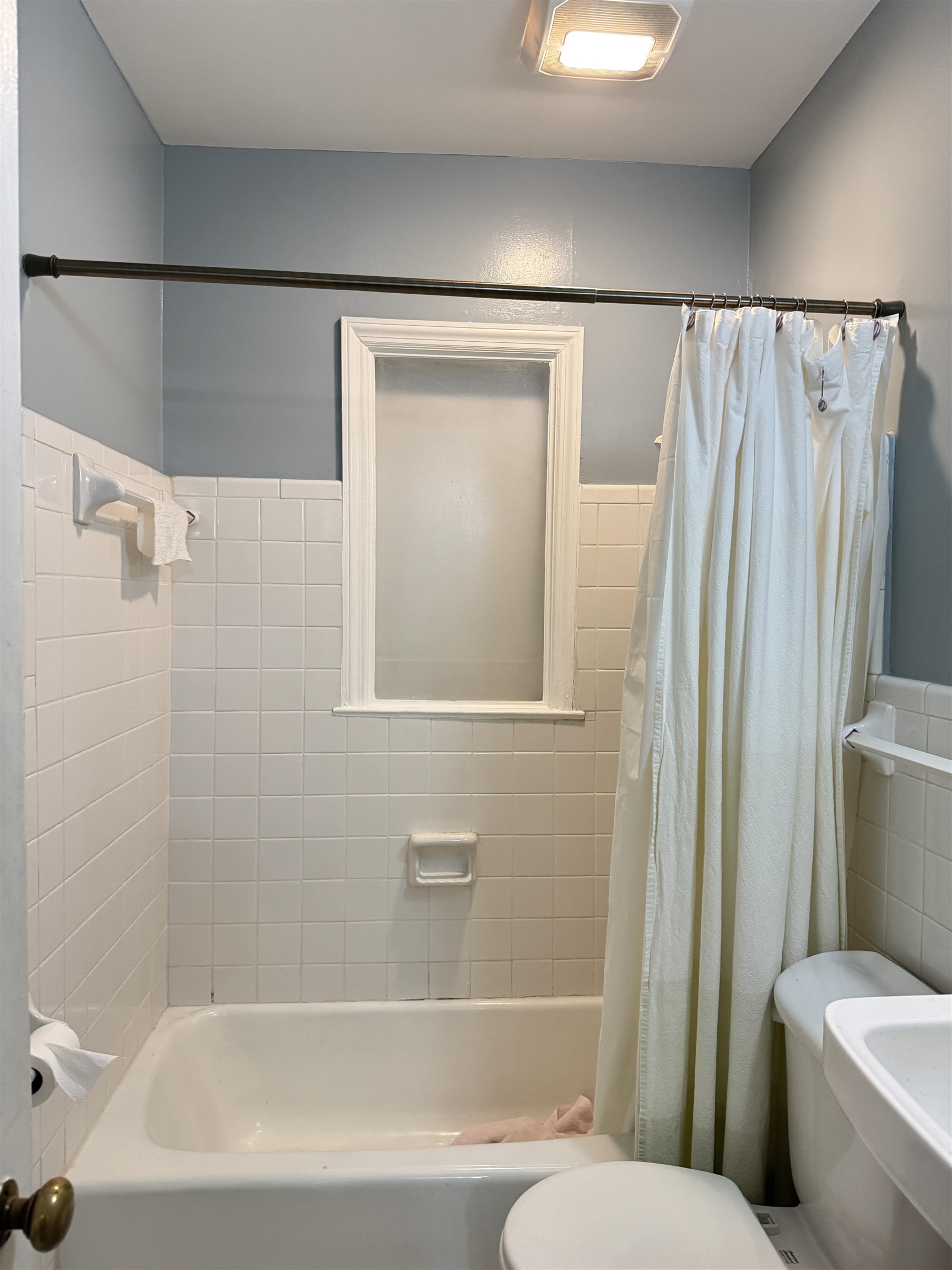 4112 Vaughn Road Memphis, TN 38122 - Photo 9 of 12 a bathroom with a toilet and a bathtub