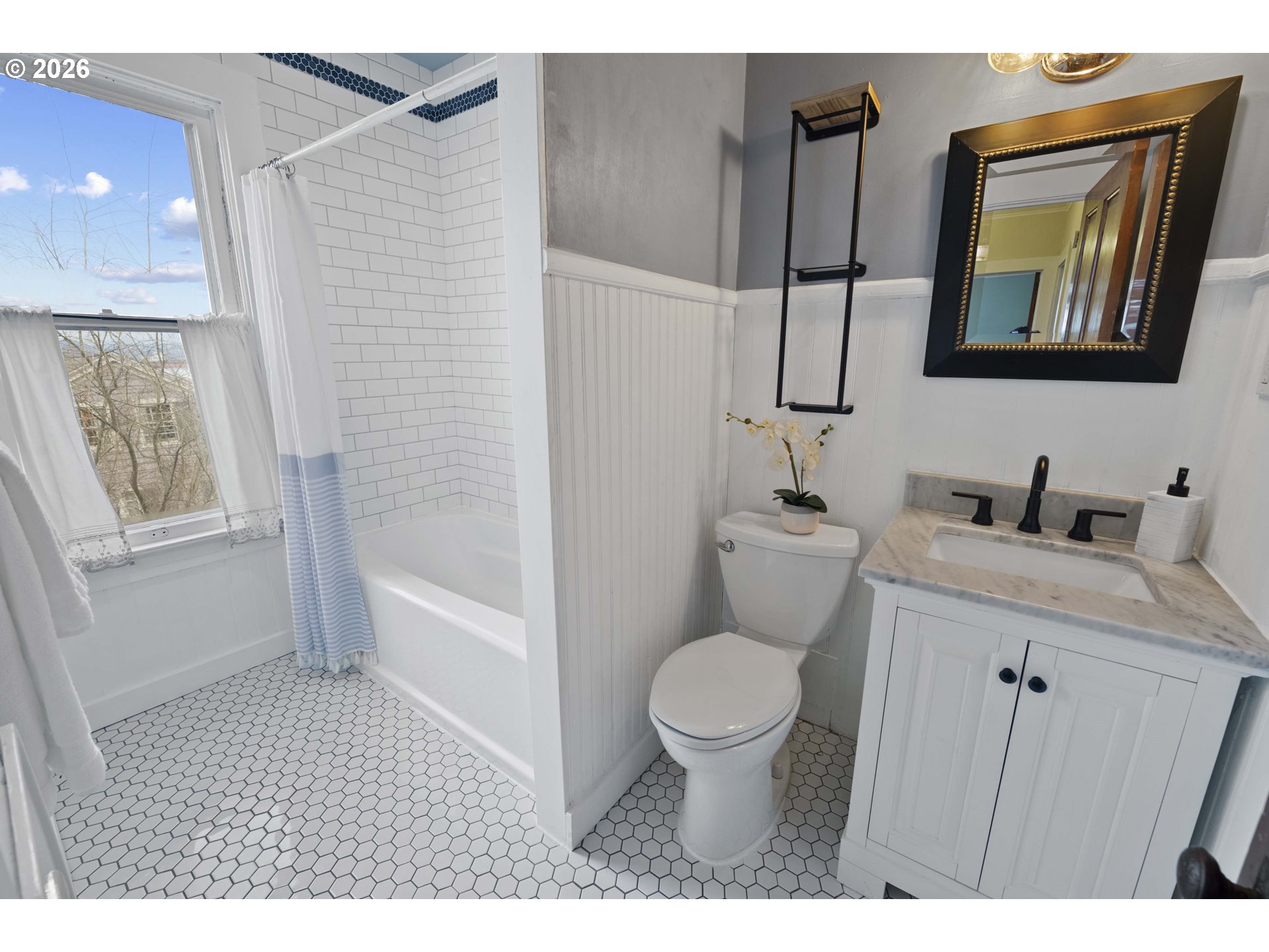 590 17th Street Astoria, OR 97103 - Photo 20 of 30 Bathroom