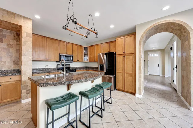 $2,950 | 2909 North 48th Street, Phoenix, AZ 85018