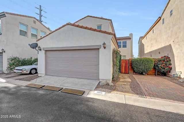 $2,950 | 2909 North 48th Street, Phoenix, AZ 85018