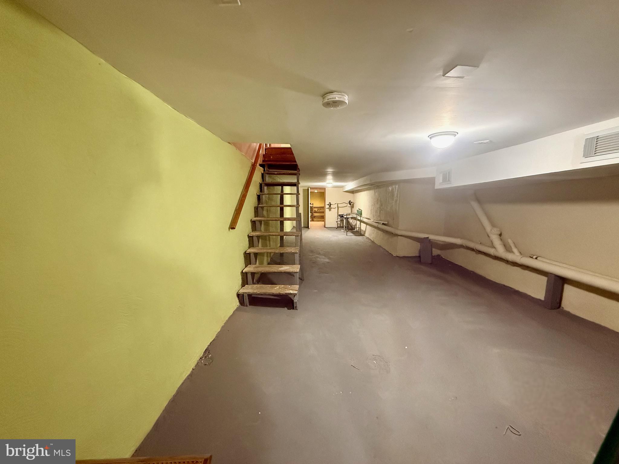 2512 North Front Street Philadelphia, PA 19133 - Photo 23 of 33 an empty room with windows