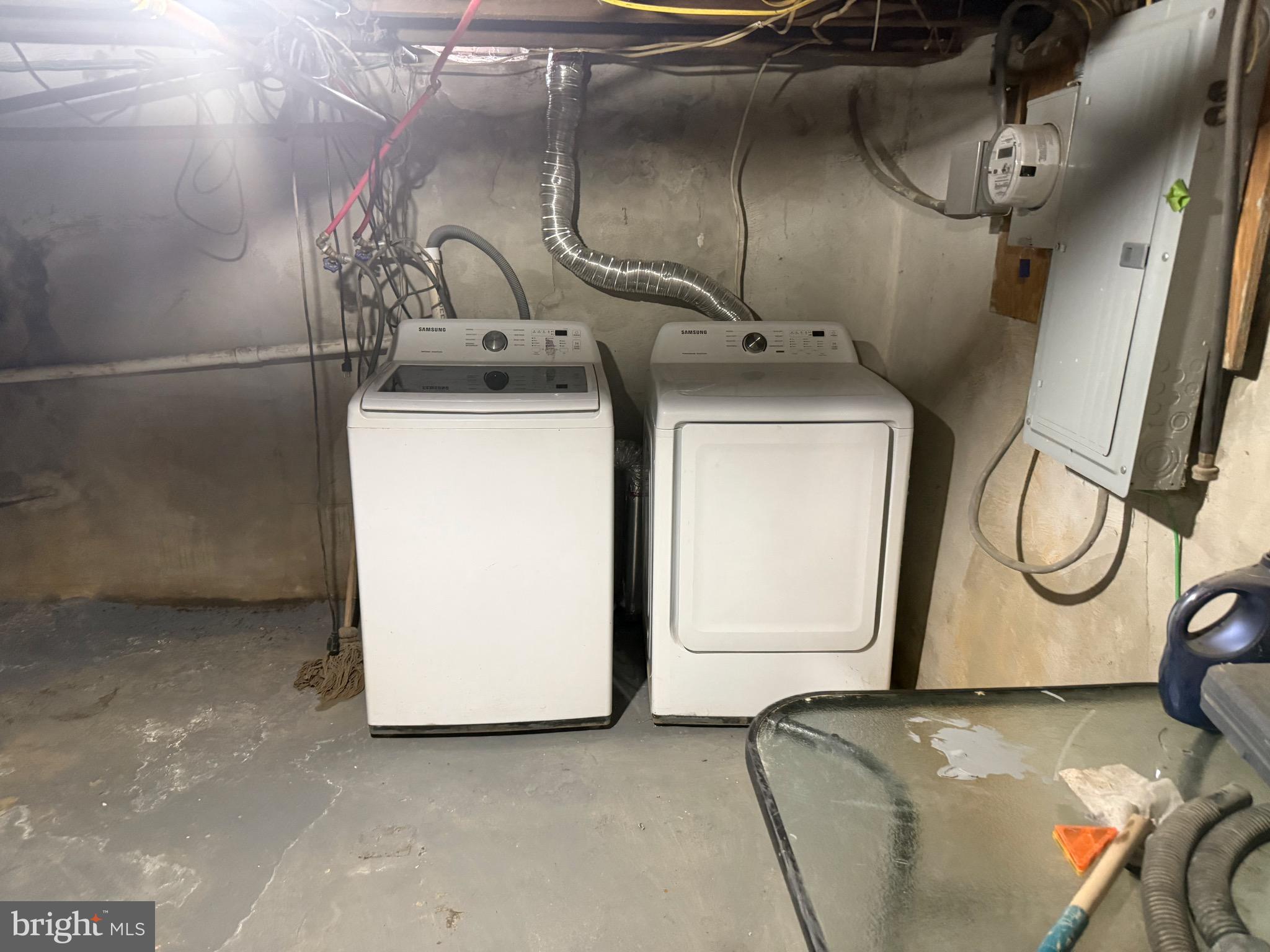 2512 North Front Street Philadelphia, PA 19133 - Photo 29 of 33 a utility room with dryer and washer