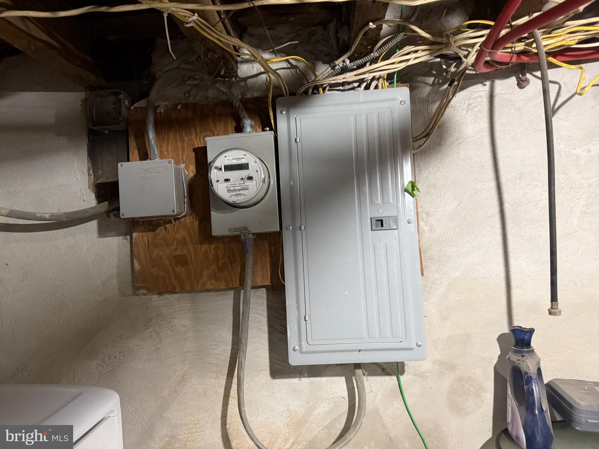 2512 North Front Street Philadelphia, PA 19133 - Photo 30 of 33 a close view of walk in closet