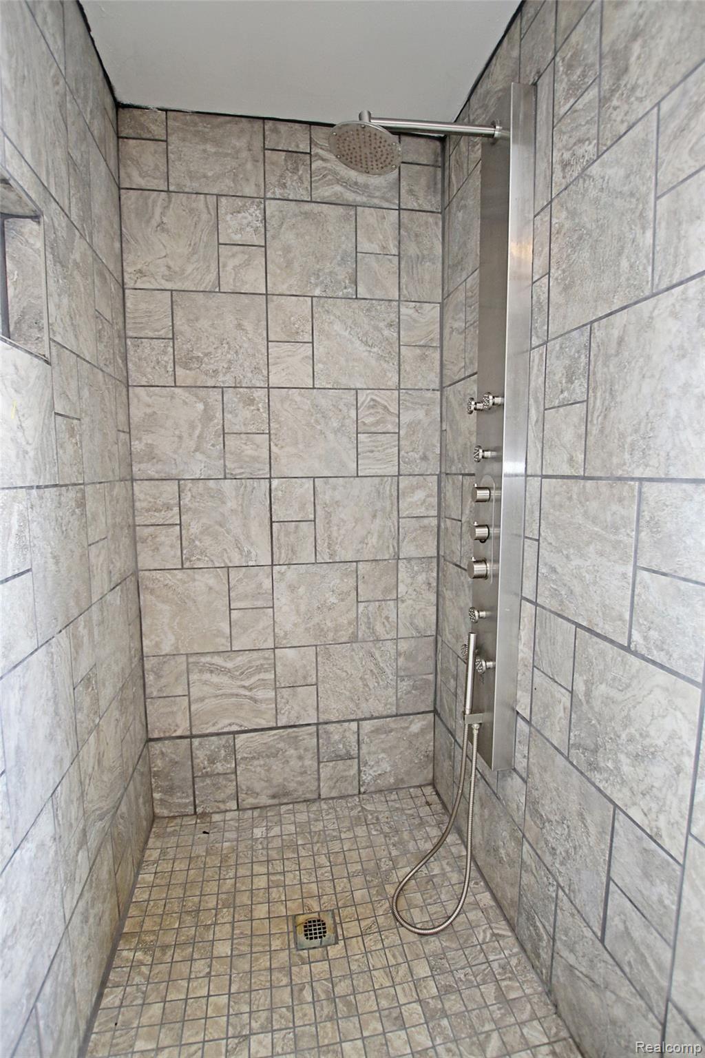 7393 East Carpenter Road Davison, MI 48423 - Photo 39 of 82 39) Upstairs Master Bathroom.jpg