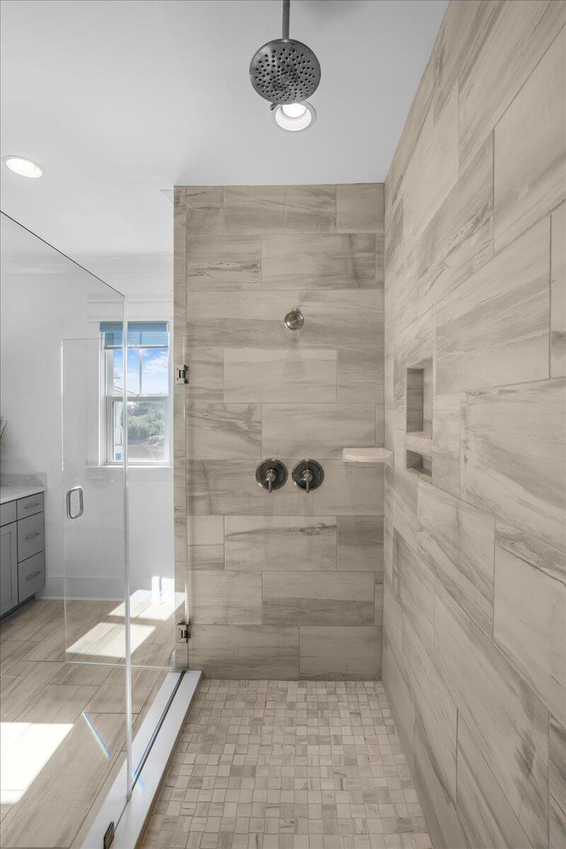 2312 Bucktail Court Mount Pleasant, SC 29466 - Photo 27 of 53 Primary Bathroom