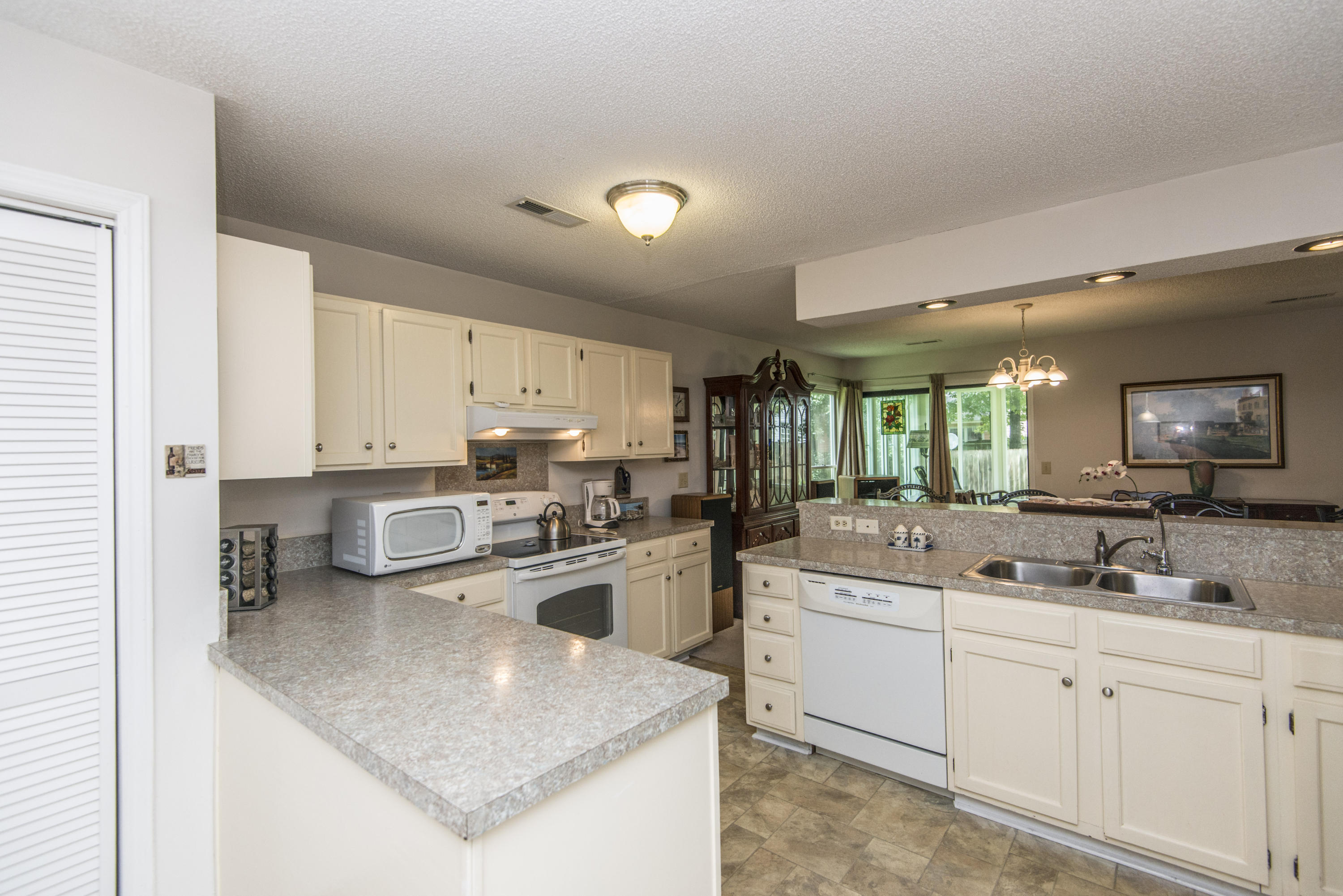 102 Towne Square Road Summerville, SC 29485 - Photo 2 of 51 _DSC3428
