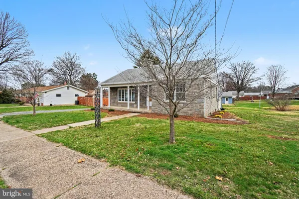 a view of a house with a backyard