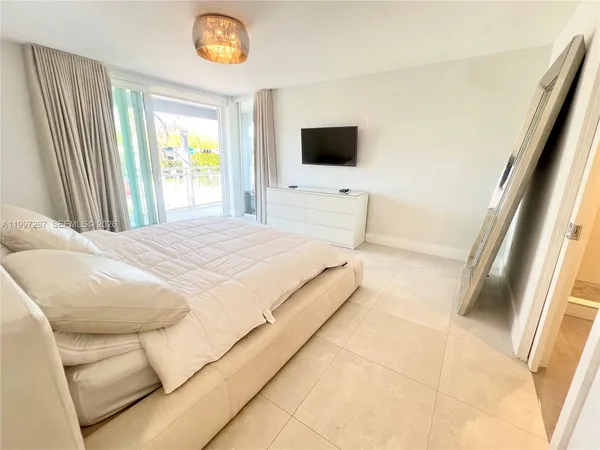 $3,700 | 7832 Collins Avenue, Unit 304, Miami Beach, FL 33141