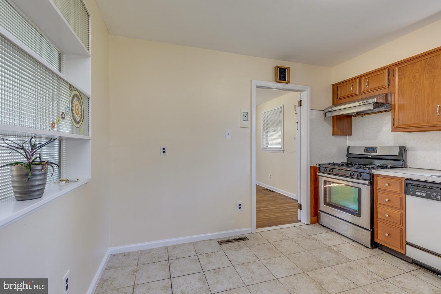 115 North Brookfield Road Cherry Hill, NJ 08034 - Photo 13 of 28 Kitchen, stove has just been replaced