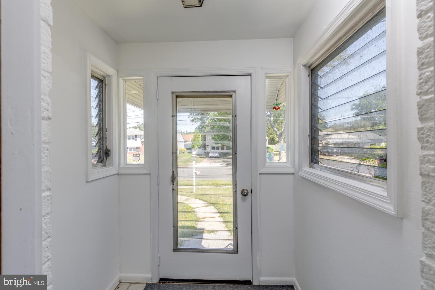 115 North Brookfield Road Cherry Hill, NJ 08034 - Photo 5 of 28 Enclosed entryway
