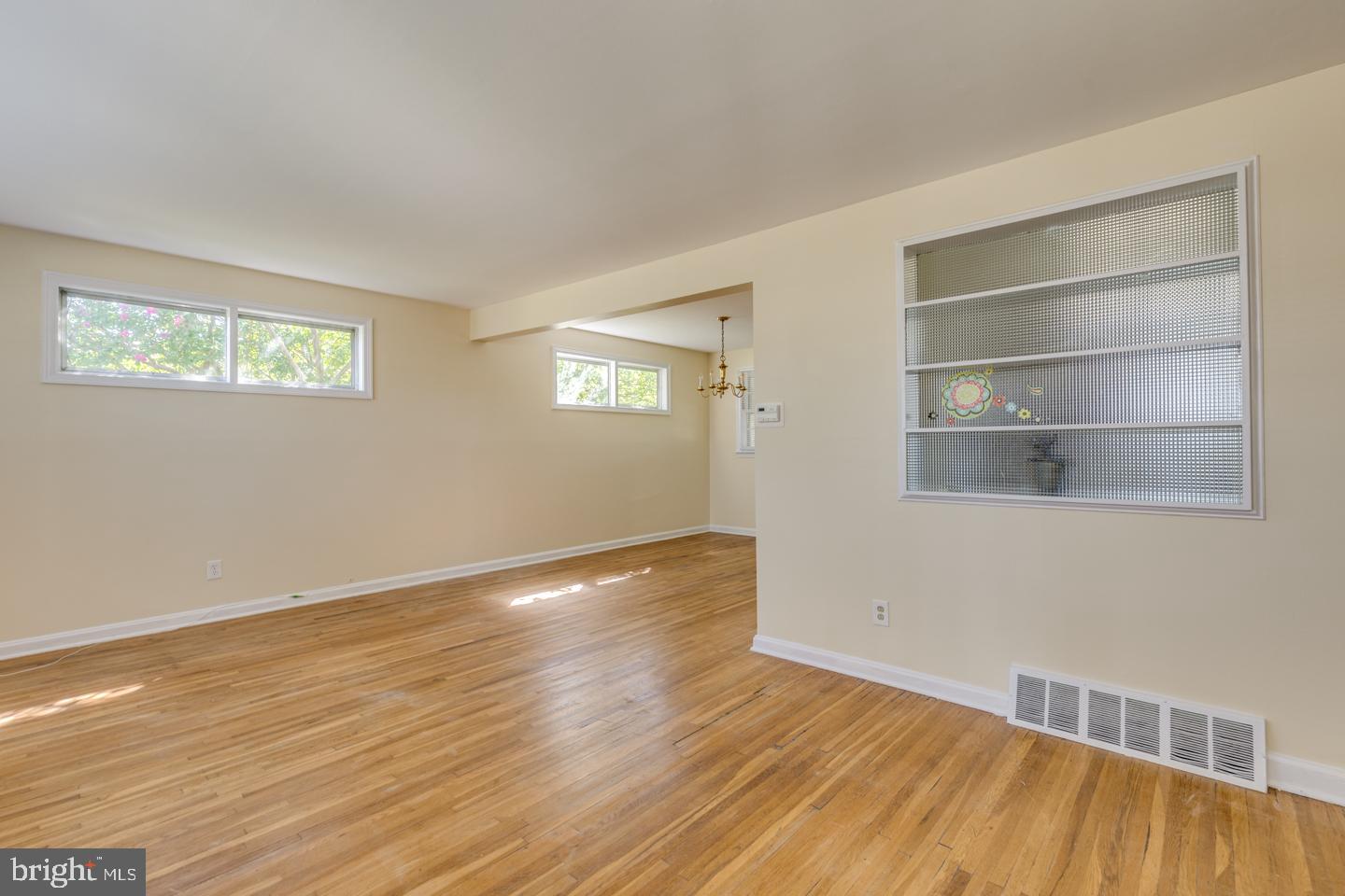115 North Brookfield Road Cherry Hill, NJ 08034 - Photo 6 of 28 Living Room